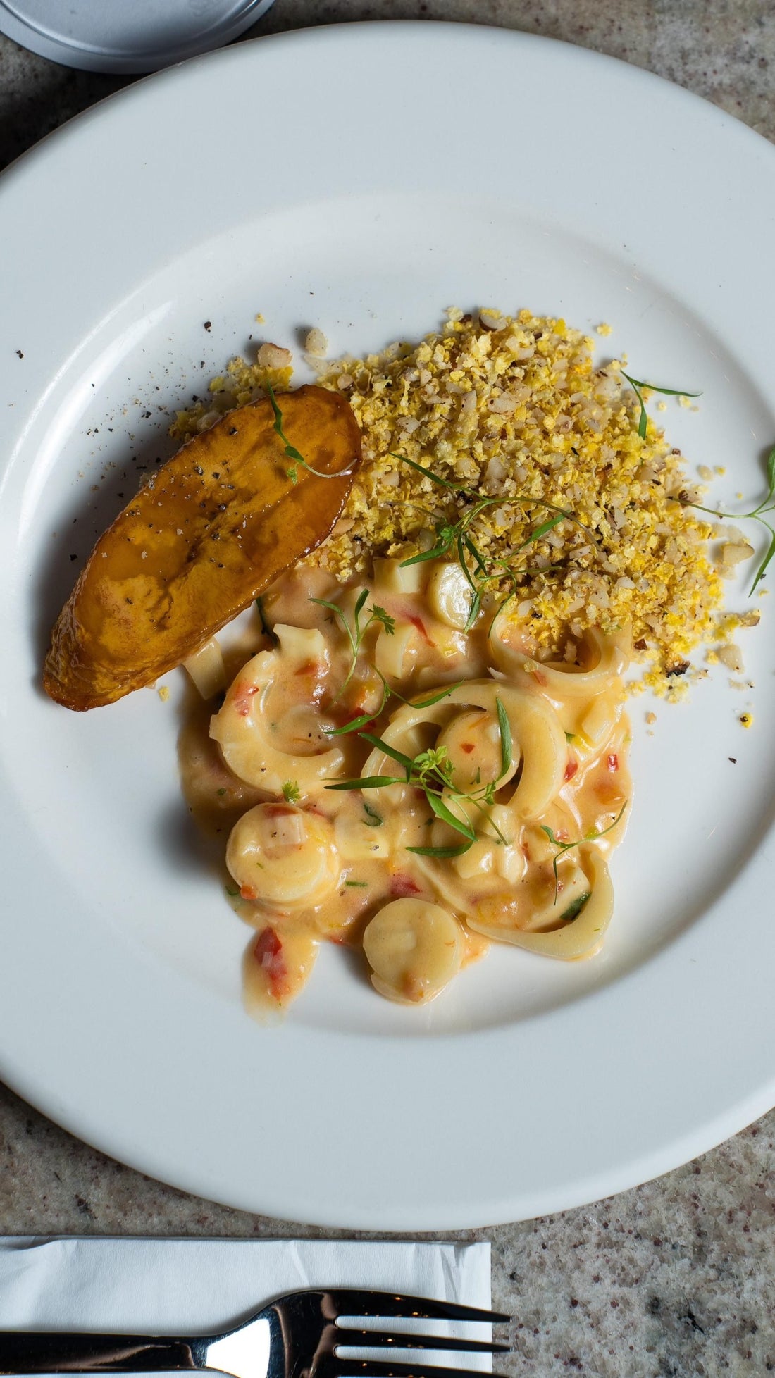 Moquequinha de pupunha com banana da terra caramelizada